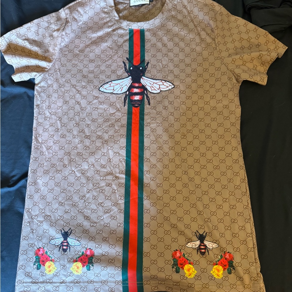 Gucci fly shirt can be unisex